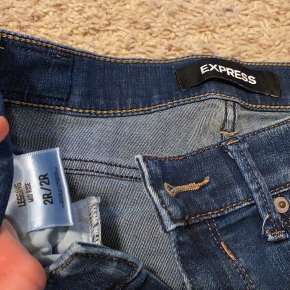 LIKE NEW Express women’s stretch ripped jean leggings mid rise in size 2R - Picture 4 of 9